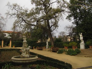 La plaça dels Quatre Continents, amb les escultures de Virginio Arias representatives d’Europa, Àsia, Àfrica i Amèrica; també es veu el gran roure pènol catalogat. Fotografia de Maria Josep Tort