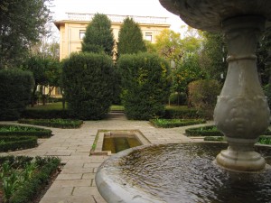 Les dues murtres, els dos teixos i, al fons, el palauet de la Tamarita. Fotografia de Maria Josep Tort