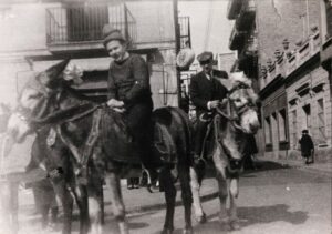 Membres de la colla dels burrets a plaça Mañé i Flaquer, davant de can Benet.