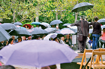 La pluja va aparèixer poc abans de començar l'homenatge a Pau Casals. Fotografia de Javier Sardá