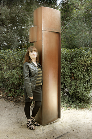 Magels Landet i l'escultua Totem als jardins de Vil·la Florida. Fotografia de Javier Sardá