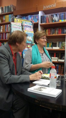Montserrat Serrallonga, autora del llibre, i la periodista Dolors Massot que el va presentar. A la fotografia destacada, vista de la llibreria Troa Garbí on va tenir lloc la presentació. Fotografies cedides per la llibreria Troa Garbí