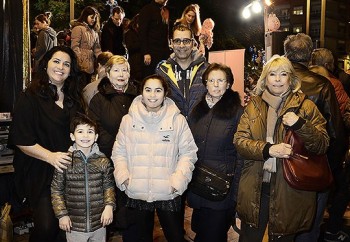 Alguns dels afortunats guanyadors del Sorteig de Reis de l’Eix Sant Gervasi. Ftografia de Javier Sardá