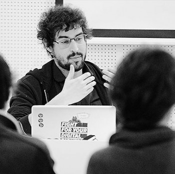 Andreu Belsunces a la xerrada inaugural del cicle 'Era digital'. A la imatge destacada, vista general de la sala. Fotografies de Javier Sardá