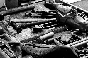 Vistes del taller on conviuen eines tradicionals amb altres de modernes, però totes elles especialment escollides per l’artesà sabater. Fotografies de Javier Sardá