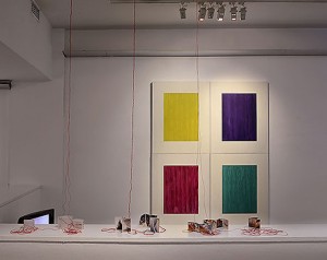 Dues de les obres exposades: M. Darder “Ma ligne rouge”, instal·lació, i S. Sevilla “Koan 1, 2, 3, 4”, oli sobre tela. A la imatge destacada, inauguració de l’exposició col·lectiva a l’Institut Francès. Fotografies: Javier Sardá