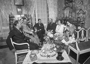 Reunió de la junta del Conferentia Club a la casa del carrer Muntaner, l'any 1930. D’esquerra a dreta: Carles Soldevila (escriptor), Nicolau M. Rubió i Tudurí (arquitecte), Pere Bosch i Gimpera (historiador), el Vescomte de Güell (empresari), Isabel Llorach i la Baronesa de Güell. Fotografia cedida per Jordi Llorach