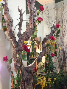 Diverses fotografies amb composicions florals en moti de Sant Jordi. Fotografies de la Floristeria The Boj