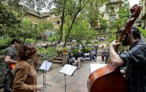 Concert de jazz als jardins de Portolà, durant la Festa Major del Putxet d'enguany. Fotografia de Javier Sardá