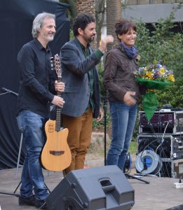 D’esquerra a dreta, José Santiago, Juan Manuel Galeas i Sílvia Bel, a l’escenari del Turó Parc. A la imatge destacada, una font al Turó Parc. Fotografies de Roser Díaz