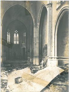Estat en què va quedar l’interior de l’església del convent de Sant Antoni, després de la Setmana Tràgica de 1909. A la fotografia destacada, crema de l’arxiu del convent de Sant Antoni de Pàdua al mig del carrer de Santalò, el 20 de juliol de 1936. Fotografies cedides pel convent de Sant Antoni de Pàdua