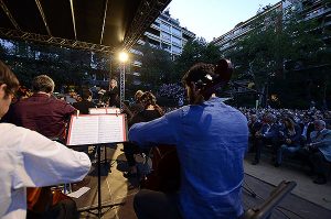 El mestre Ros-Marbà dirigeix l’orquestra de violoncels. A la imatge destacada, vista general de l'acte. A sota, vista panoràmica de la Diada Pau Casals. Fotografies de Javier Sardá