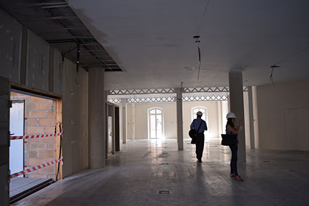 Interior de l'edifici, amb les úniques jàceres de ferro que s'han pogut recuperar de l'edifici original. Fotografia de Carme Rocamora