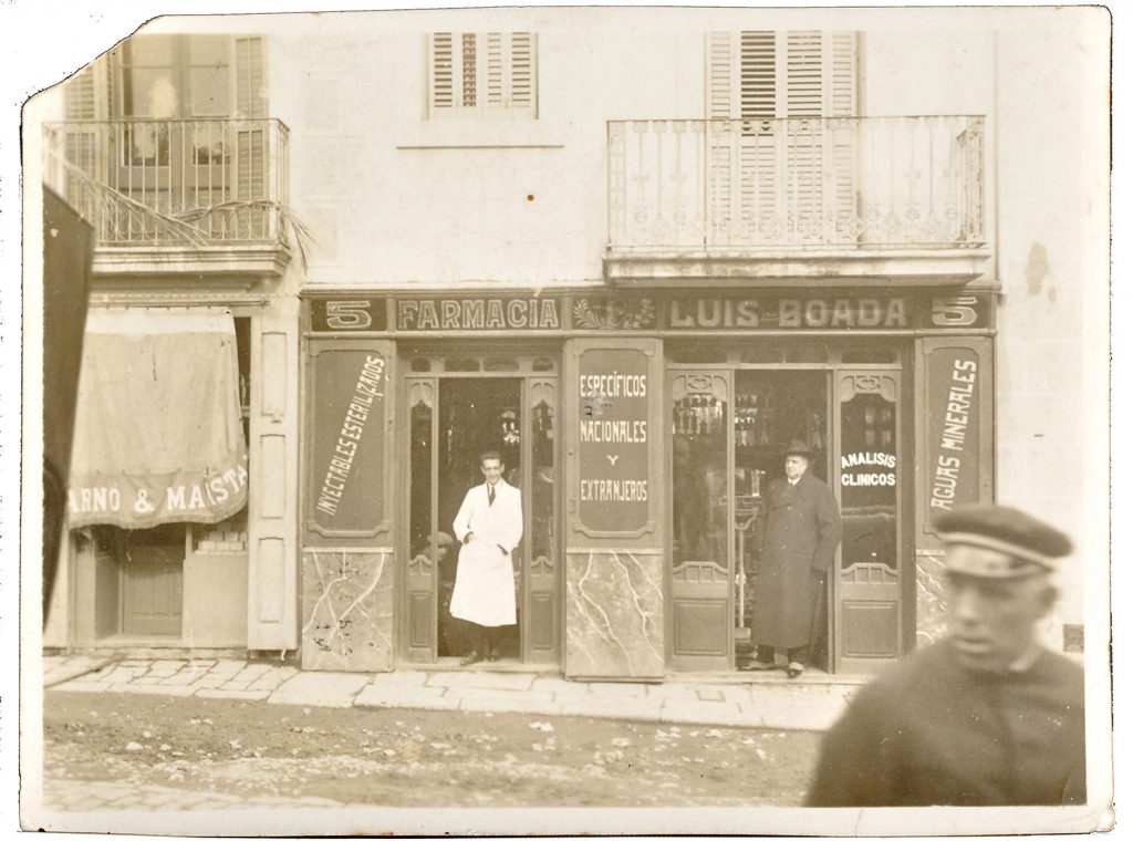 La farmàcia Boada, a principi del segle XX. Fotografia cedida per la família Boada. La fotografia destacada i el muntatge és de Javier Sardá