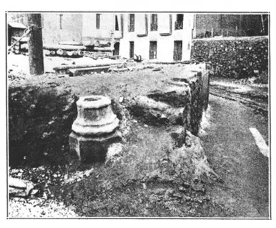 El basament de la Creu Trencada, trobat en el decurs d’unes obres a l’estació de Gràcia. Al fons, entre els murs de contenció, la llera de la Riera de Cassoles.