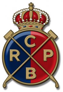 Escut del Real Club de Polo de Barcelona. A la fotografia destacada, vista general de les instal·lacions, el juny de 1915. Fotografia: Frederic Ballell - Arxiu Fotogràfic de Barcelona (AFB)