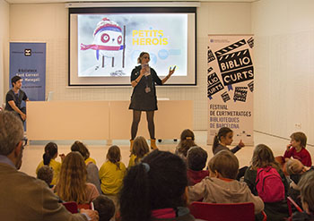 Baibliocurts kids, a la Biblioteca de Sant Gervasi. A la imatge destacada, els directors i un actor (al mig) de la segona sessió de Barcelona en curt. Fotografies cedides per la organització
