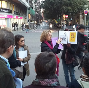L'inici de la ruta literària, a la plaça Molina. A la imatge destacada, el poema visual "Lletres fugisseres" a la seu de Bertelsmann. Fotografies Grace McCormick