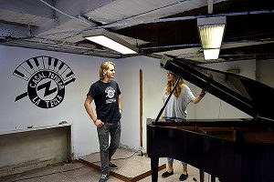 L'Aina i en Miquel, amb el piano. Fotografies de Carme Rocamora