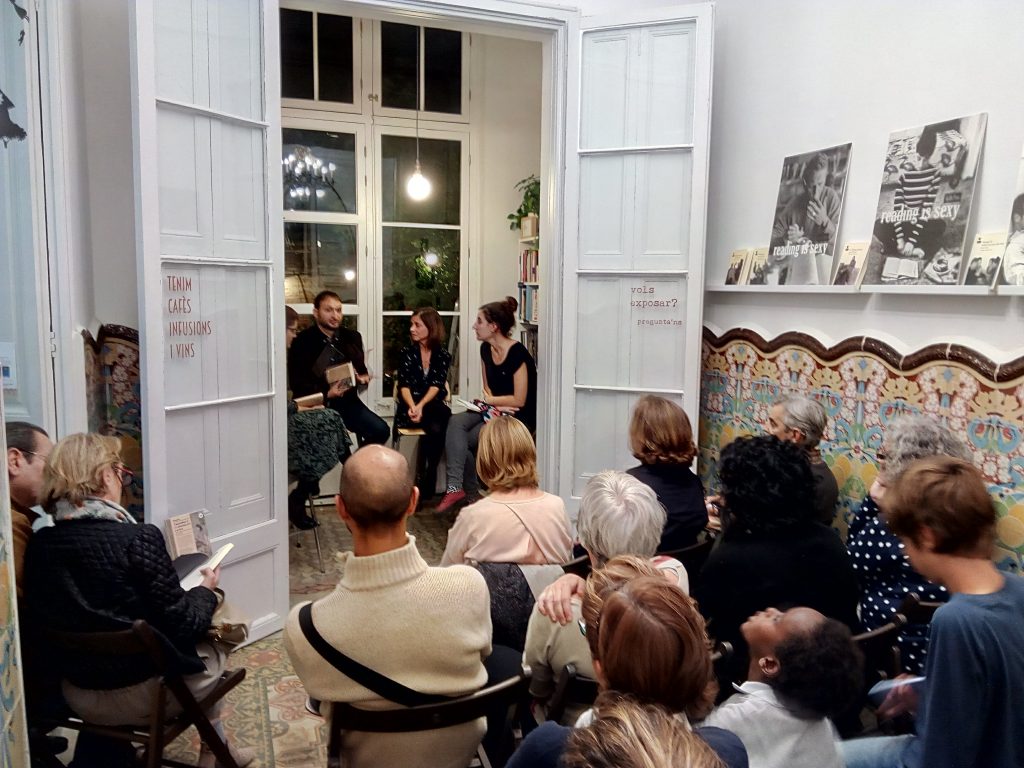 El dia 21 d'octubre Marta Orriols va presentar el seu llibre de relats a la Casa Usher, acompanyada de l'Adrià, l'editor de Periscopi, i dues llibreteres, l'Anna i la Fe. Fotografia Casa Usher