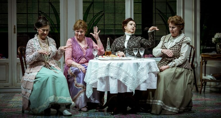 Una senyora de  Sant Gervasi al Teatre Nacional