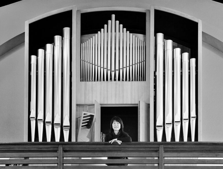 Izumi, organista: tocant tecles a molts nivells