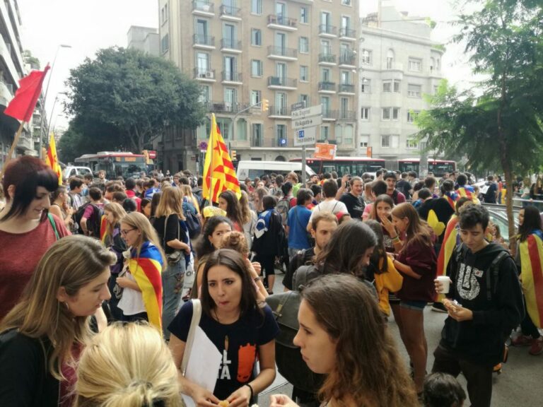 Més de 150 joves a Plaça Molina es mobilitzen cap a la manifestació d’estudiants