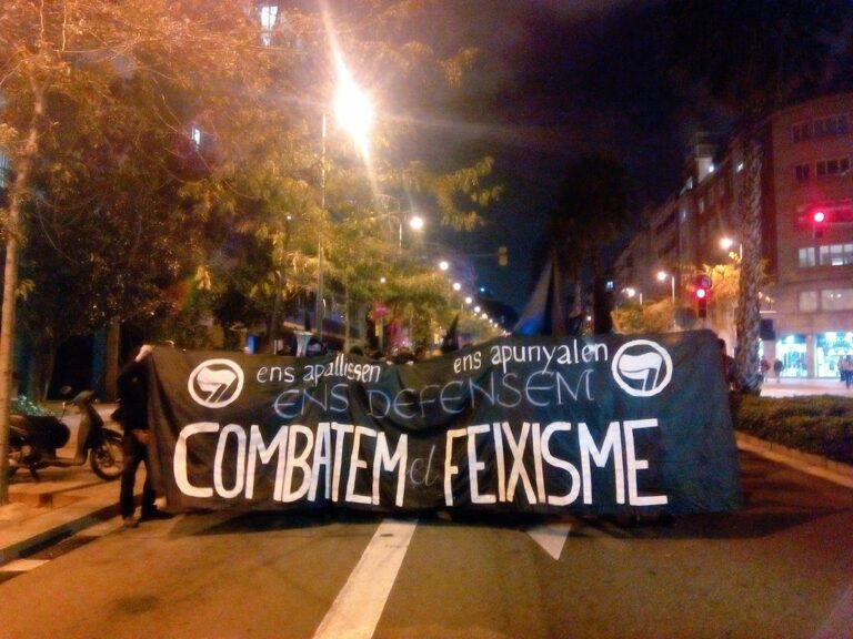 Un grup d’ultres es persona a una manifestació antifeixista