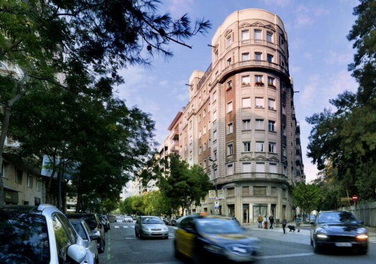 El primer edifici del barri del Turó Parc?