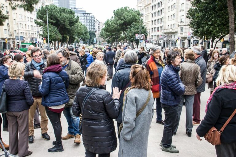 La proliferació de carrils-bici provoca la protesta de veïns del Turó Parc