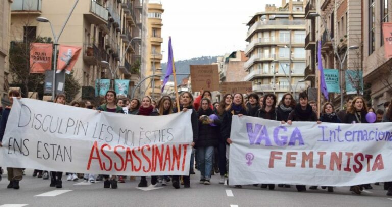 Les dones de Sant Gervasi tenyeixen  els carrers de feminisme