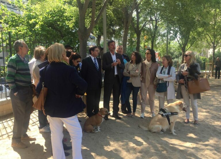 Sobre la prohibició de l’entrada als gossos a alguns parcs del districte