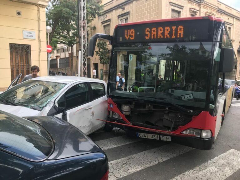 Topada de vehicles a Iradier amb el nou bus V9