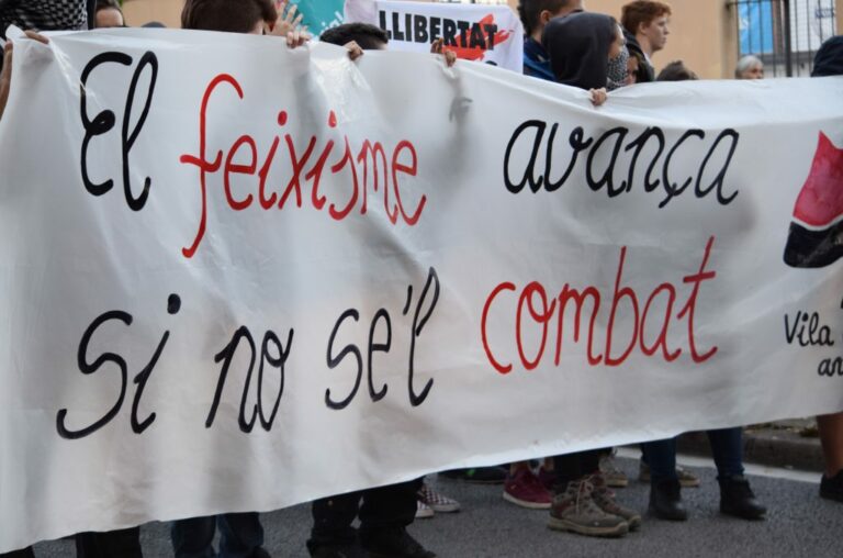 Els mossos carreguen contra els antifeixistes de Sarrià Els mossos carreguen contra els antifeixistes de Sarrià