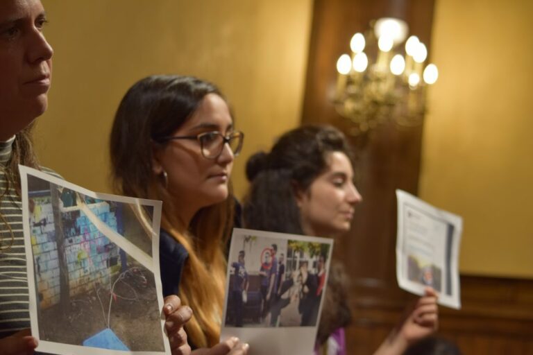 Els antifeixistes es personen al Plenari per condemnar una proposició del PP