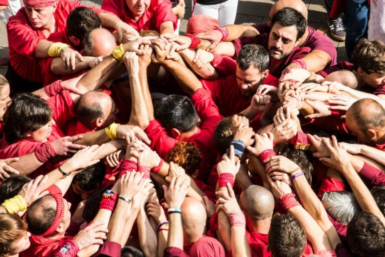 Els Castellers de Sarrià estrenen camisa a la Festa Major després de 14 anys