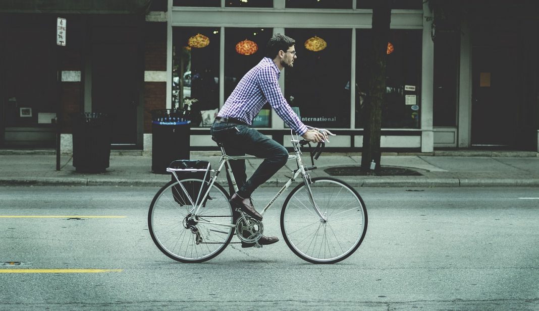 ciclista ciutat pizabay