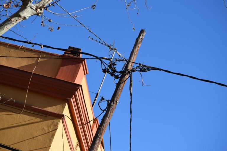 Les Tres Torres clama pel soterrament del cablejat telefònic a tots els carrers