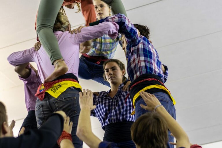 Castellers de Sarrià: fent pinya, fent vila