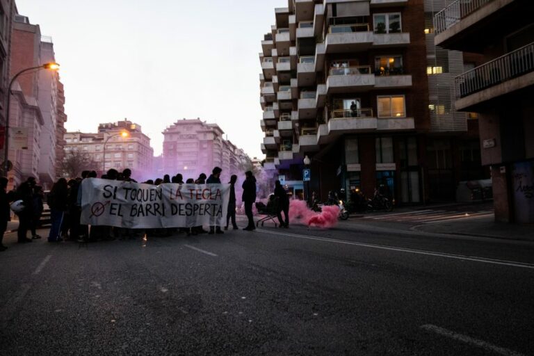 La Tecla celebra el seu tercer aniversari amb una manifestació fins a la seu del districte