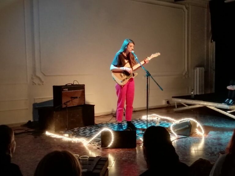 El folk indie de Marta Knight i Bianca Steck captiva la Casa Orlandai