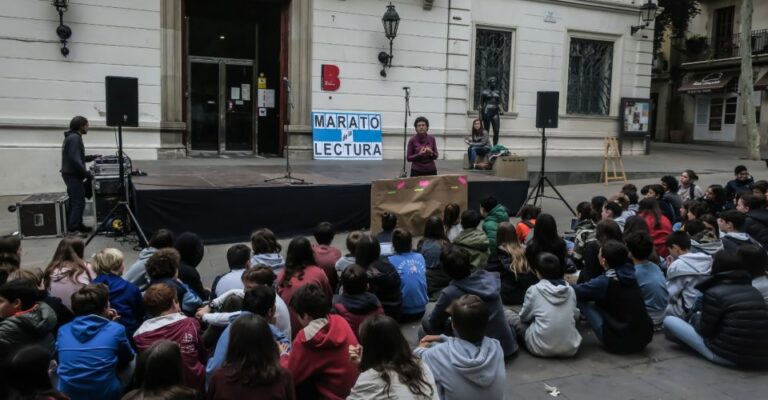 La VI Marató de Lectura de les escoles públiques del districte encomana el gust dels infants per llegir