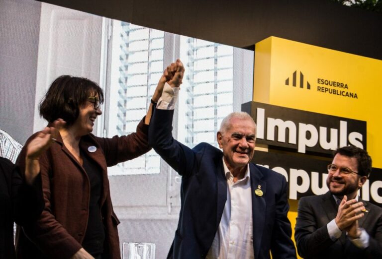 Maragall promet la biblioteca de Sarrià i el bus de barri al Farró