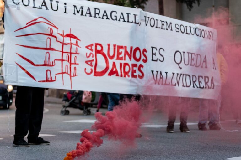 Casa Buenos Aires talla la carretera principal de Vallvidrera per reivindicar habitatge social