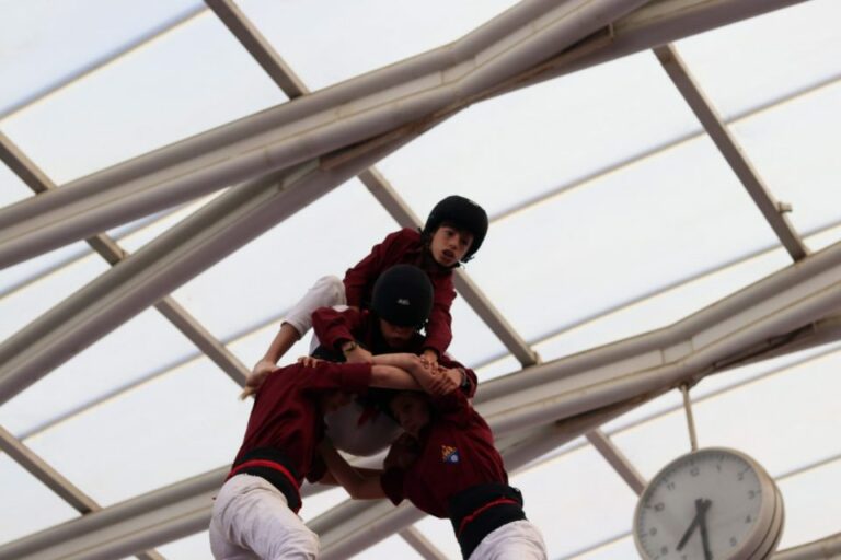 Els castellers de Sarrià actuen a Astúries, que veu castells per primera vegada