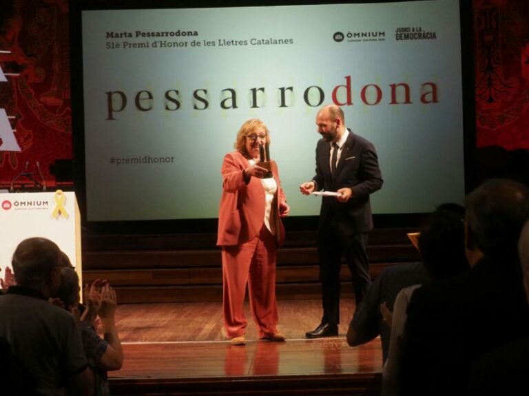 Òmnium amaga al districte un llibre de la Premi d’Honor Marta Pessarrodona