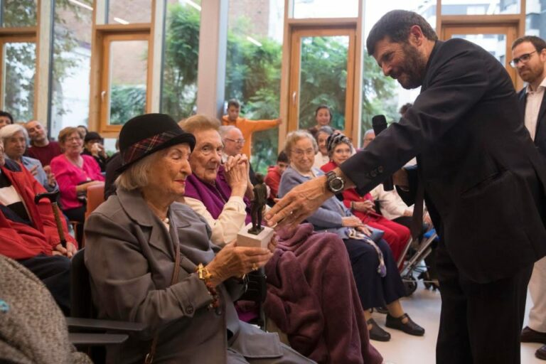 Batlle homenatja les persones centenàries de Sarrià i Sant Gervasi
