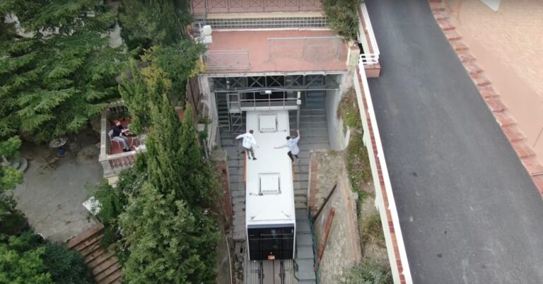 Busquen dos ‘youtubers’ per saltar sobre el funicular de Vallvidrera en marxa