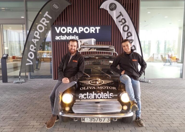 Dos estudiants de l’EUSS acaben l’Uniraid amb un Mini de l’any 1971