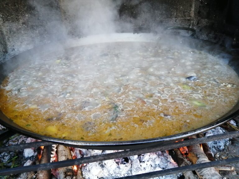 Arròs mixt al foc de llenya